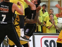 Knights v. White Wings Hanau 87:73