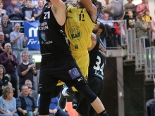 Knights v. White Wings Hanau 87:73