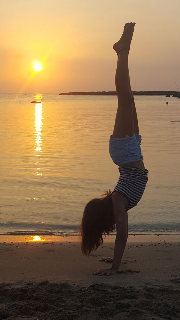 Selinas Handstand beim Sonnenaufgang in Zypern