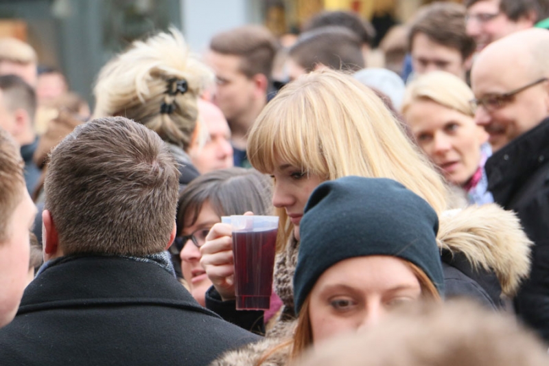 Heiliger Vormittag vor dem Rathaus_31