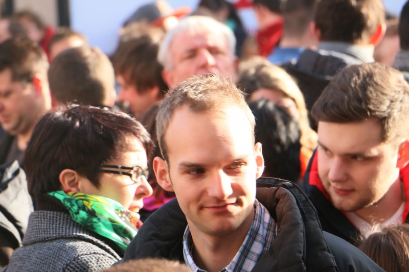 Heiliger Vormittag vor dem Rathaus_89