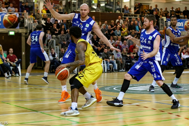 Knights v Schalke 81:76_104